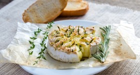 Grilovaný camembert s rozmarýnem