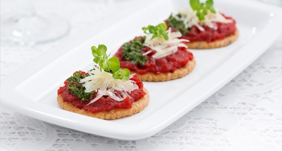 Krekry s červenou řepou, pestem a parmezánem