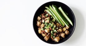Vypečené tofu s arašídy