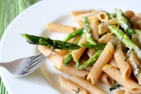 Penne s chřestem a créme fraiche