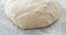 Domácí těsto na pizzu