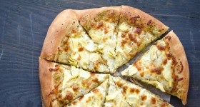 Smetanová pizza s pestem a artyčoky