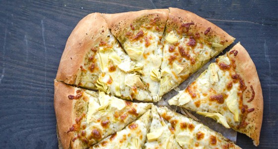 Smetanová pizza s pestem a artyčoky