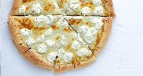 Smetanová pizza s mozzarellou a ricottou