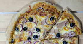 Pizza stuňákem a cibulí
