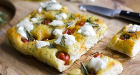 Focaccia s rajčaty a kozím sýrem