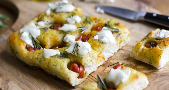 Focaccia s rajčaty a kozím sýrem