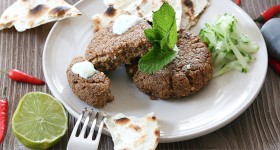 Pohankové-tofu karbanátky s mátovým jogurtem