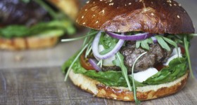 Hamburger se zkaramelizovanou cibulí