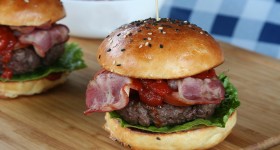 Burgery s domácí bbq omáčkou a brioškami