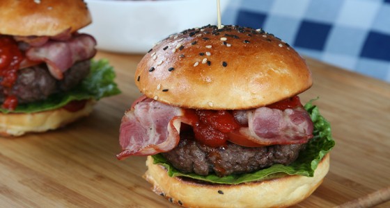 Burgery s domácí bbq omáčkou a brioškami