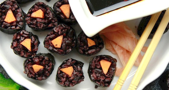 Sushi s černou rýží a mrkví