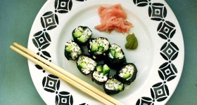 Sushi s květákovou rýží a okurkou