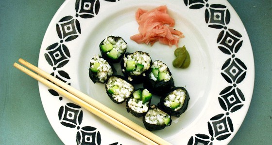 Sushi s květákovou rýží a okurkou