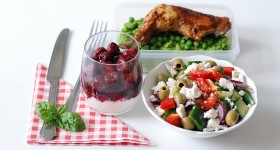 Kuře s hráškovým pyré, řecký salát a ovocný jogurt