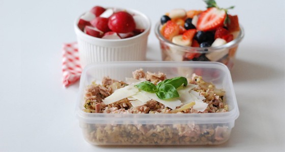 Tuňákový bulgur, ovocný salát a zelenina
