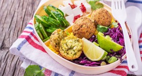 Cizrnový falafel se zeleninou a kuskusem
