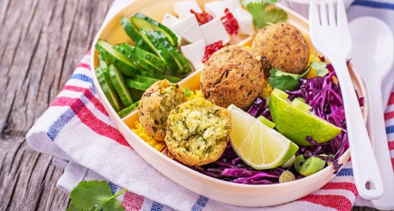 Cizrnový falafel se zeleninou a kuskusem