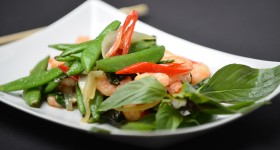 Stir fry s krevetami a cukrovým hráškem
