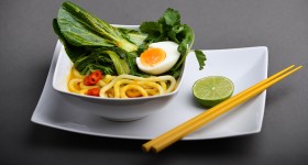 Malajská kokosová laksa s pak choi