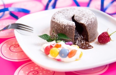 Čokoládový fondánt s lentilkovou zakysanou smetanou