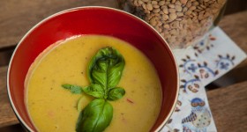 Polévka z červené čočky s chilli a koriandrem