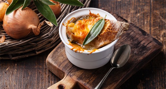 Francouzská cibulová polévka se sýrem Gruyère