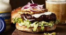 Burger s grilovaným ananasem