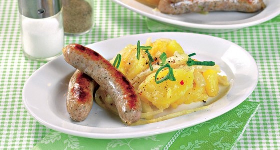Německé bratwursty s bramborovo-hořčicovým salátem