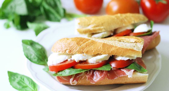 Bageta se sušenou šunkou, bazalkou a mozzarellou