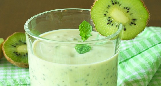 Avokádový kiwi koktejl s chia