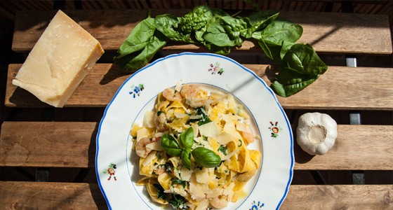 Tagliatelle s chilli, špenátem a krevetami