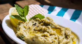 Domácí hummus s avokádem a mátou