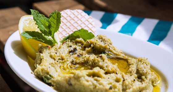 Domácí hummus s avokádem a mátou