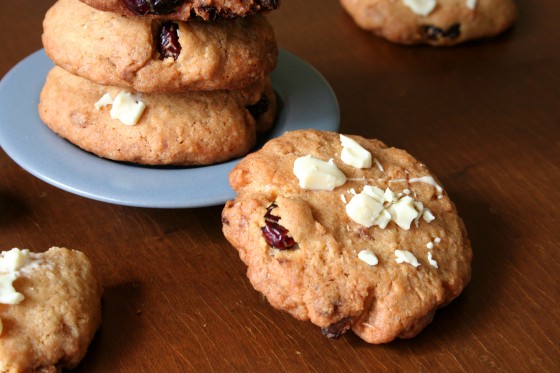Cookies s brusinkami, kokosem a bílou čokoládou