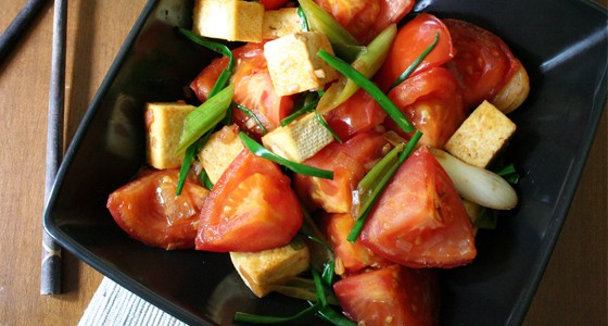 Tofu a rajčata v rybí omáčce