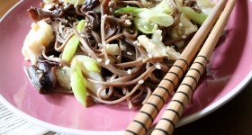Soba nudle s rybou a jarní cibulkou