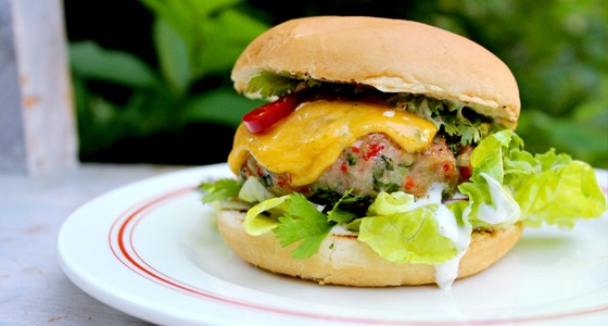 Vepřový burger s čedarem