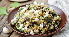 Quinoa salát s lilkem a fetou