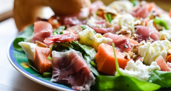 Salát se sušenou šunkou a mozzarellou