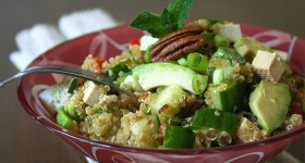Quinoa salát s tofu a pekanovými ořechy