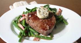 Hovězí steak s pepřovým máslem a fazolkami restovanými na pancettě