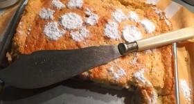 Kouzelný koláč s hruškami v červeném víně