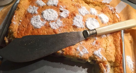 Kouzelný koláč s hruškami v červeném víně