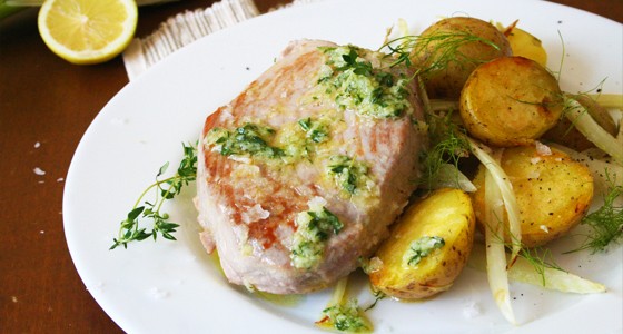 Tuňák s bylinkovo-citronovým olejem a teplým salátem