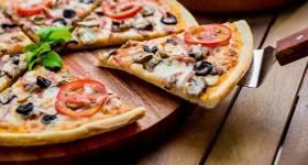 Pizza se šunkou a sýrem