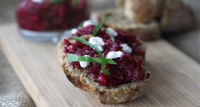 Bruschetta s červenou řepou