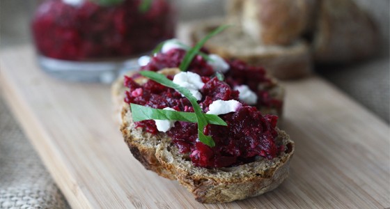Bruschetta s červenou řepou
